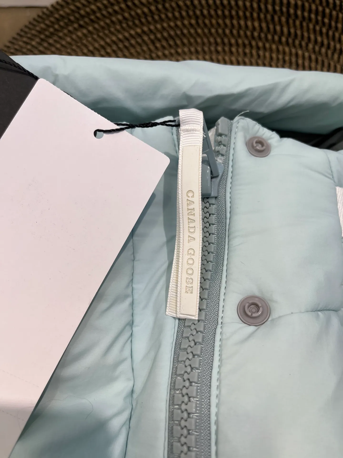 P740 Big Goose Capsule White Label Down Canada Goos* Canada Goose's new limited white label bread jacket, the same style for men and women, filled with 625 fill power white goose down, and the fabric has a satin feel. Suitable for wearing in spring and autumn in various cities, this model has a stand-up collar design, classic and versatile, and has good thermal insulation effect! Fabric + Features: ✅Fabric: 85% polyester, 15% cotton, windproof and waterproof ✅Lining: 100% polyester, windproof and waterproof ✅Filling: 80% pure white duck down, 20% pure white feathers ✅Fillness: 625 ✅Care instructions: Dry cleaning ✅Zipper: Genuine YKK two-way entrance zipper ✅TEI Temperature Feeling Index 1: Lightweight minus 5 degrees to 5 degrees Technology: ✅The fabric is made of CORDURA polyamide fabric, which is a new functional fabric and a leading technological product. The durability is 2 times higher than ordinary nylon fabric. Wear resistance, strong tear resistance, good hand feel and good color. ✅The liner is filled with imported 625 fill power 90 white duck down, the liner is reinforced with anti-runaway velvet liner, and the fly on the front center fly is designed with snap buttons to prevent ventilation and rain. Whether it is hiking, urban walking or polar exploration, this model can help you find the Cana that suits your body, activities and lifestyle. Color: pink, blue, black, white Size: xs-l